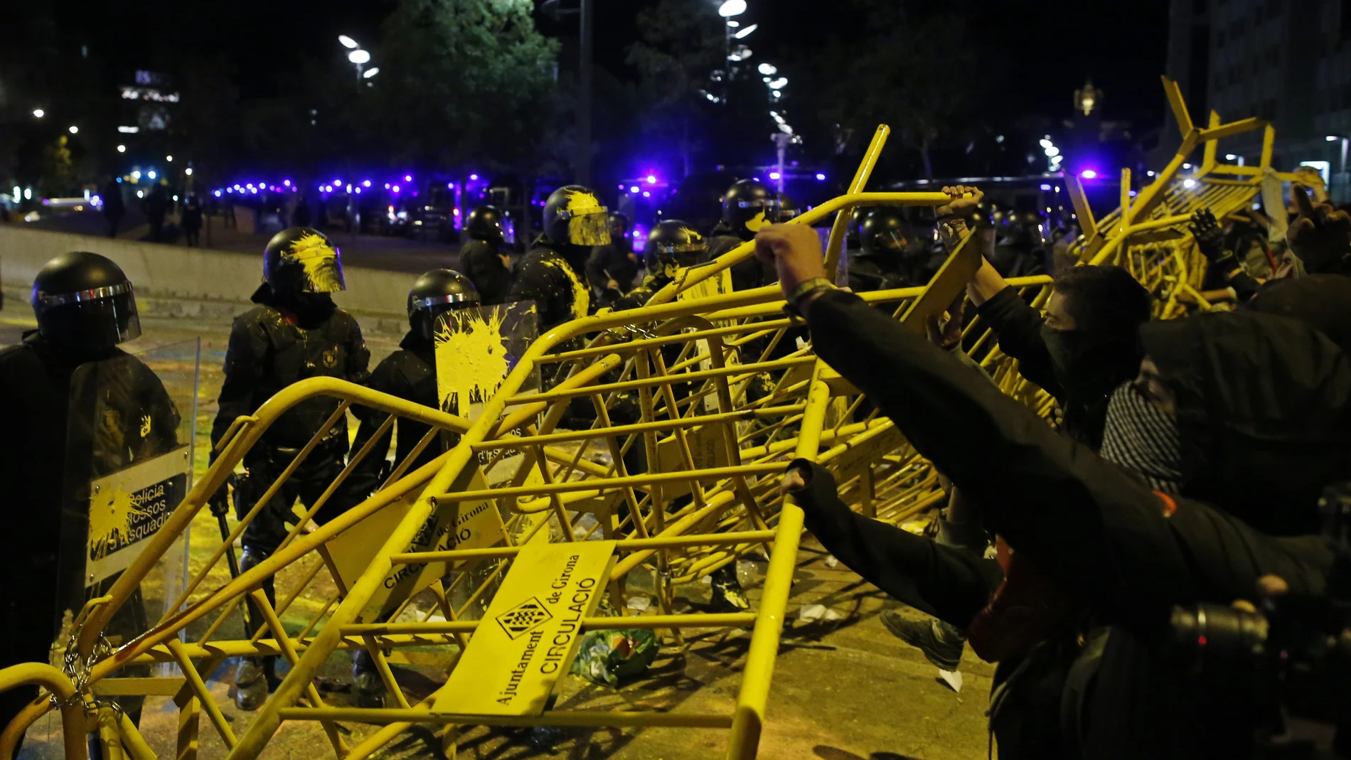 Independentistas atacan a la Policía durante una manifestación