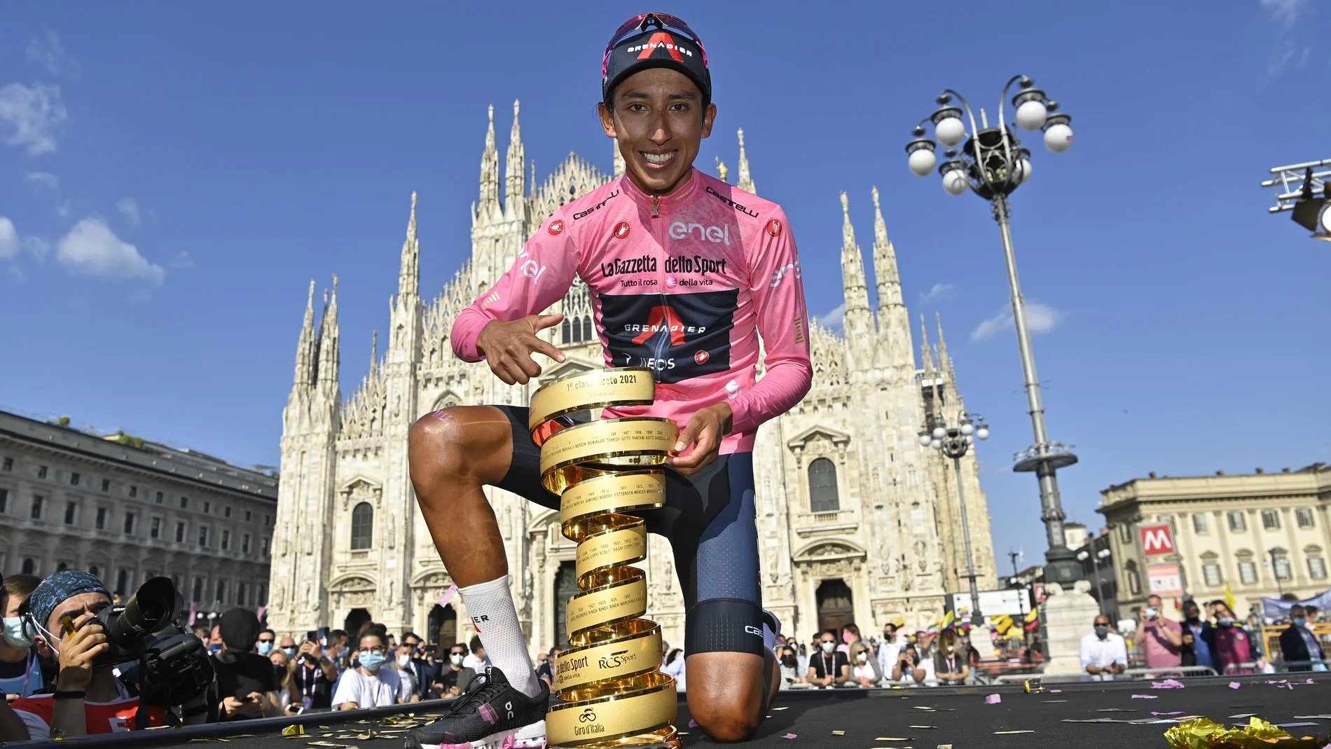 Egan Bernal posa con la maglia rosa y el trofeo "Infinito", que premia al ganador del Giro