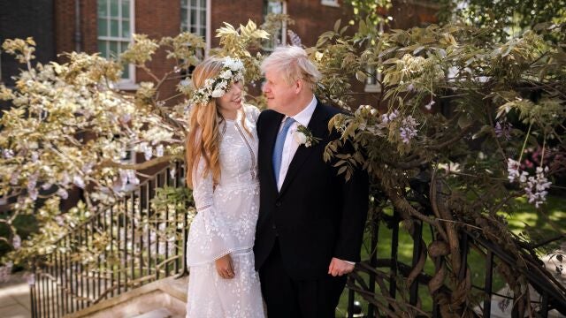 El primer Ministro del Reino Unido, Boris Johnson (R), y Carrie Johnson en el jardín de 10 Downing Street después de su boda. Foto: Rebecca Fulton/Downing Street via PA Media/dpa