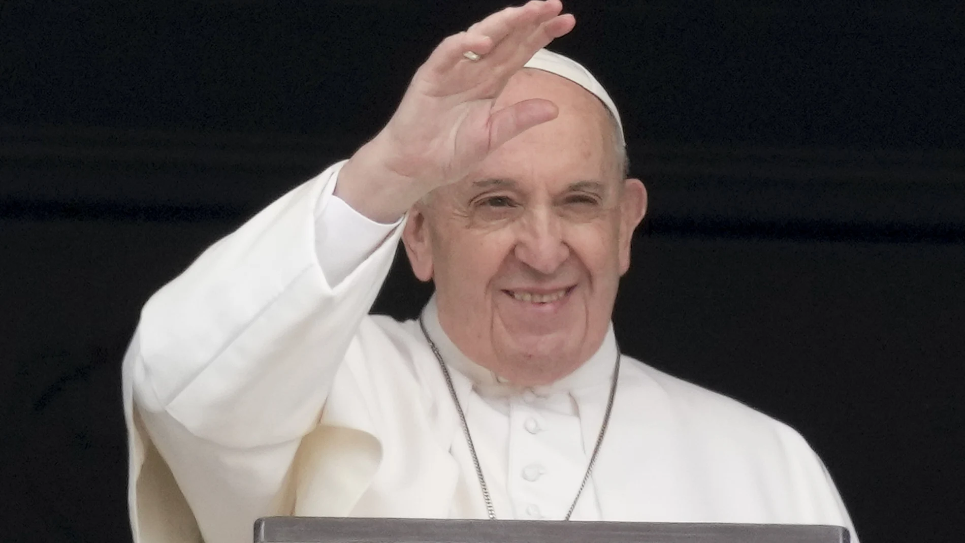 Papa Francisco saluda a la plaza de San Pedro del Vaticano