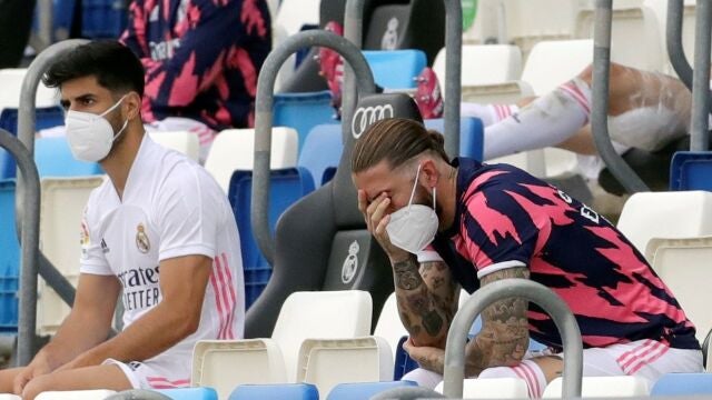 Sergio Ramos, en la grada en un partido del Real Madrid en Valdebebas