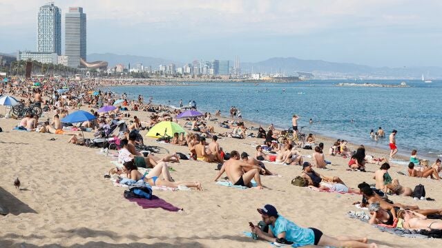 Aspecto de la playa de la Barceloneta un domingo de mayo, en la que cientos de personas se han acercado para intentar sofocar las altas temperaturas registradas en la capital catalana . EFE/Quique Garcia