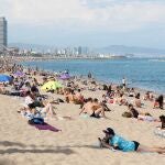 Aspecto de la playa de la Barceloneta un domingo de mayo, en la que cientos de personas se han acercado para intentar sofocar las altas temperaturas registradas en la capital catalana . EFE/Quique Garcia