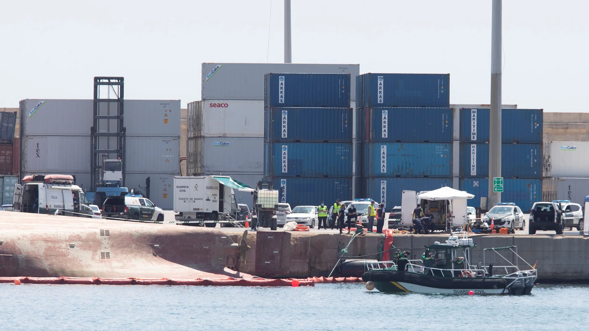 Equipos de rescate trabajando en el puerto de Castellón
