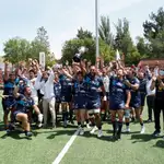 Los jugadores del VRAC Quesos Entrepinares levantan el título de Liga de rugby