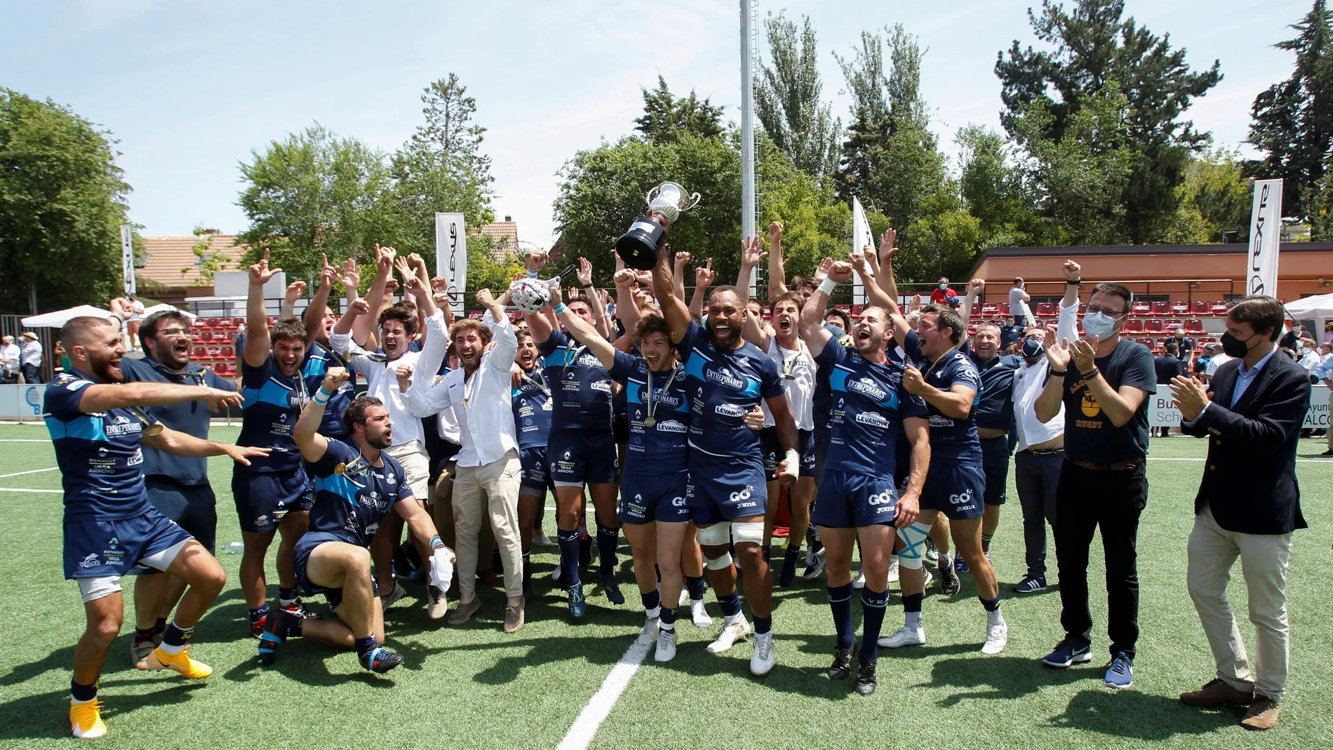 Los jugadores del VRAC Quesos Entrepinares levantan el título de Liga de rugby