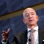 FILE PHOTO: Jeff Bezos, president and CEO of Amazon and owner of The Washington Post, speaks at the Economic Club of Washington DC&#39;s &quot;Milestone Celebration Dinner&quot; in Washington, U.S., September 13, 2018. REUTERS/Joshua Roberts/File Photo To match Special Report AMAZON-INDIA/OPERATION