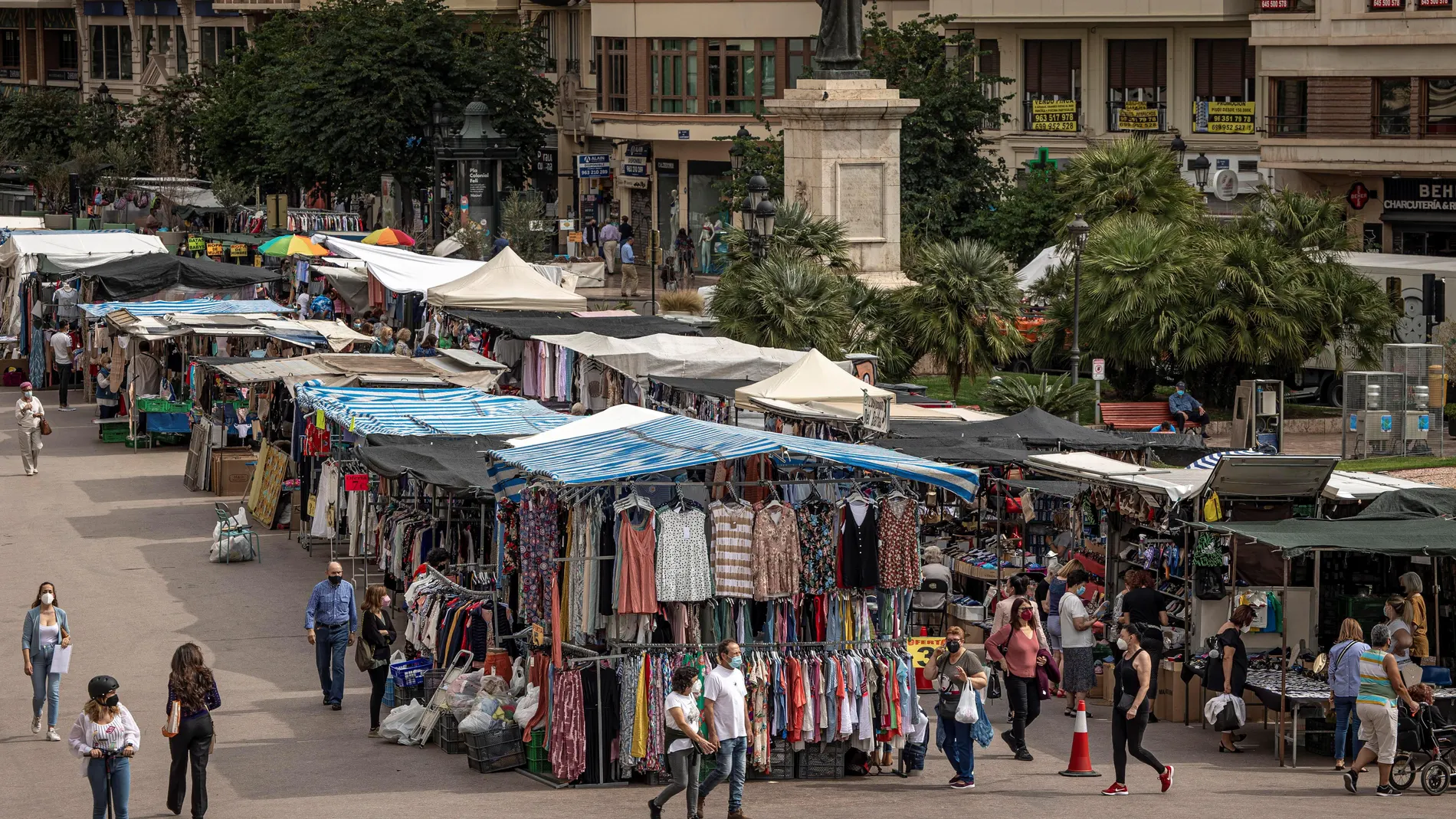 Vista general de uno de los mercados extraordinarios instalados en la plaza del Ayuntamiento de Valencia