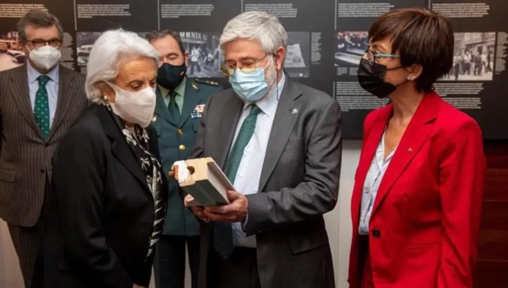 El director del Centro Memorial, Florencio Dominguez junto a la directora general de la Guardia Civil y la viuda de Publio Cordón con la jamba del armario
