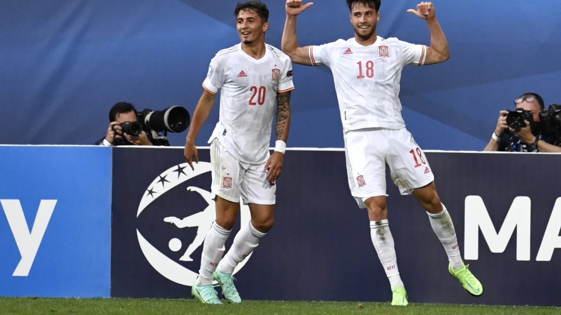 Javi Puado celebra su segundo gol ante Croacia en los cuartos de final