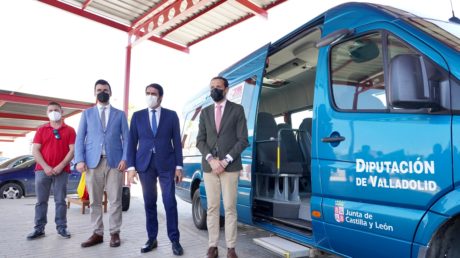 El consejero de Fomento y Medio Ambiente, Juan Carlos Suárez-Quiñones, presenta el bono rural de transporte gratuito que la Junta está implantando progresivamente en las zonas rurales. Asiste el presidente de la Diputación de Valladolid, Conrado Íscar y el alcalde de Medina de Rioseco, David Esteban