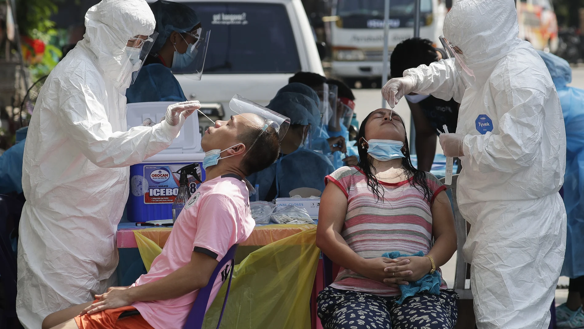Trabajadores sanitarios tomando muestras en Filipinas (AP Photo/Aaron Favila)