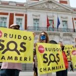 Vecinos del barrio de Chamberí protestan frente a la sede de la comunidad de Madrid por el ruido que sufren debido a las terrazas￼.