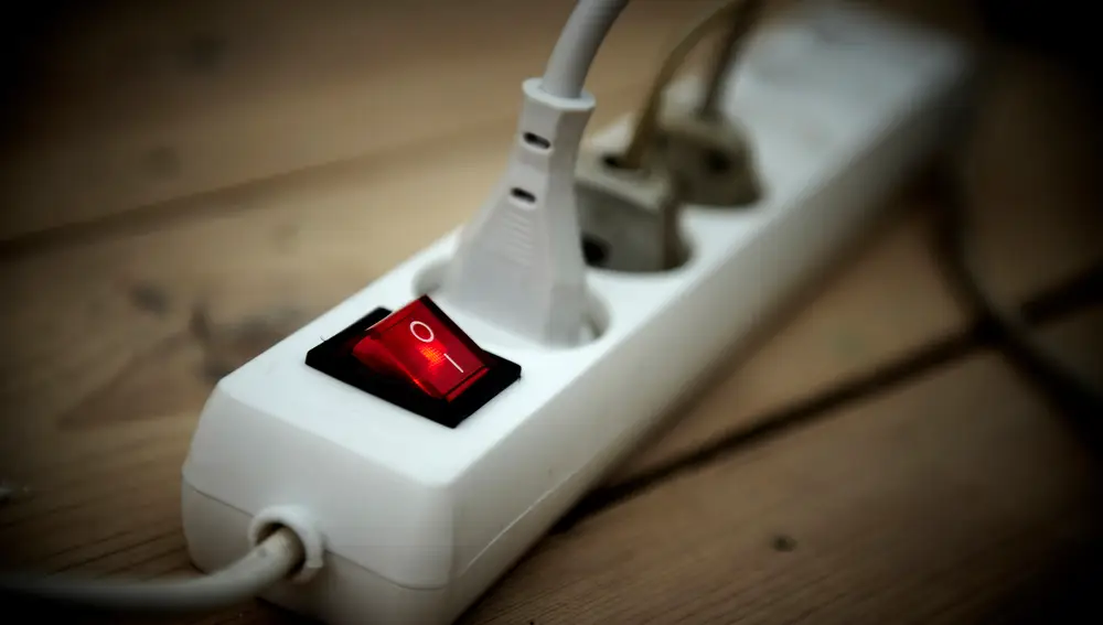 Varios aparatos electrónicos conectados a una regleta