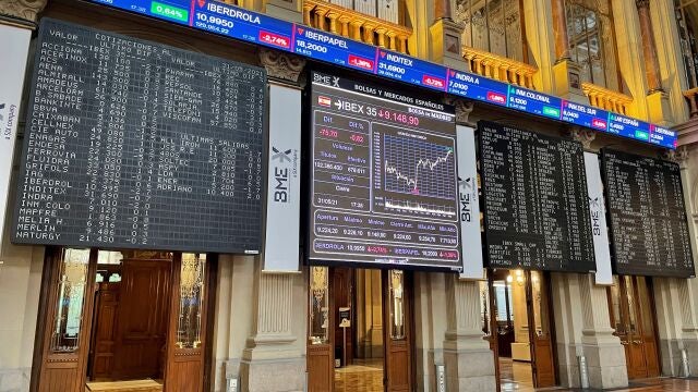 Unos paneles muestran la evolución del Ibex 35 en el interior de la Bolsa de Madrid