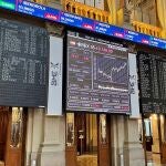 Unos paneles muestran la evolución del Ibex 35 en el interior de la Bolsa de Madrid