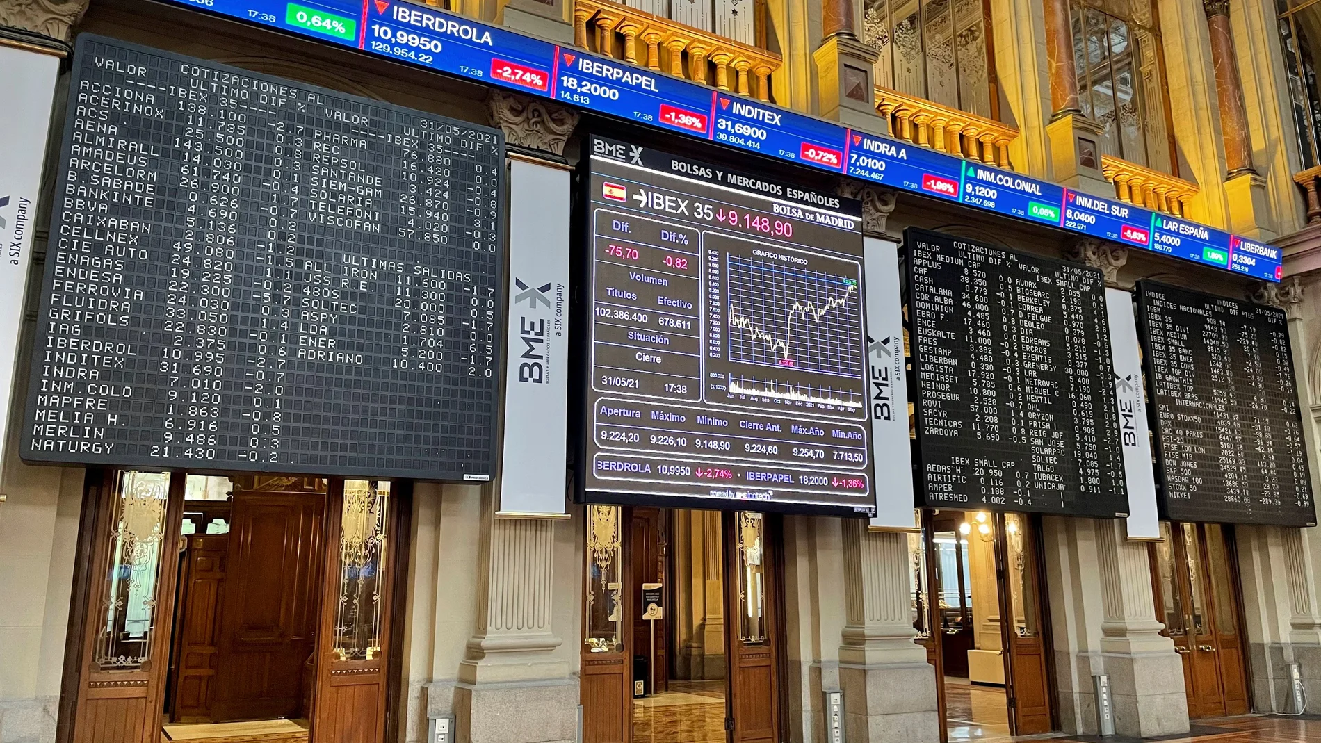Unos paneles muestran la evolución del Ibex 35 en el interior de la Bolsa de Madrid