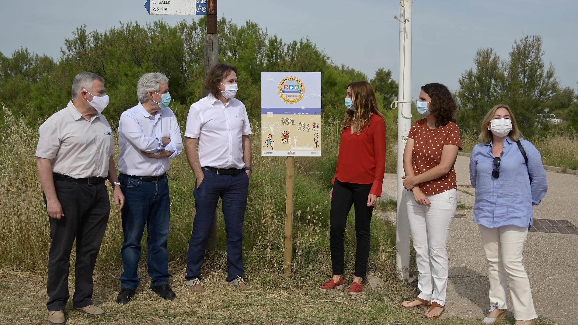 El concejal de Playas, Giuseppe Grezzi, y el de Salud y Consumo, Emiliano García, han presentado la campanya "Platges sense fum" junto a la secretaria autonómica de Salud Públlca, Isaura Navarro.