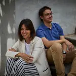 Raquel Carnero y Luis Marcos, autores del libro “Antibióticos vs Bacterias”