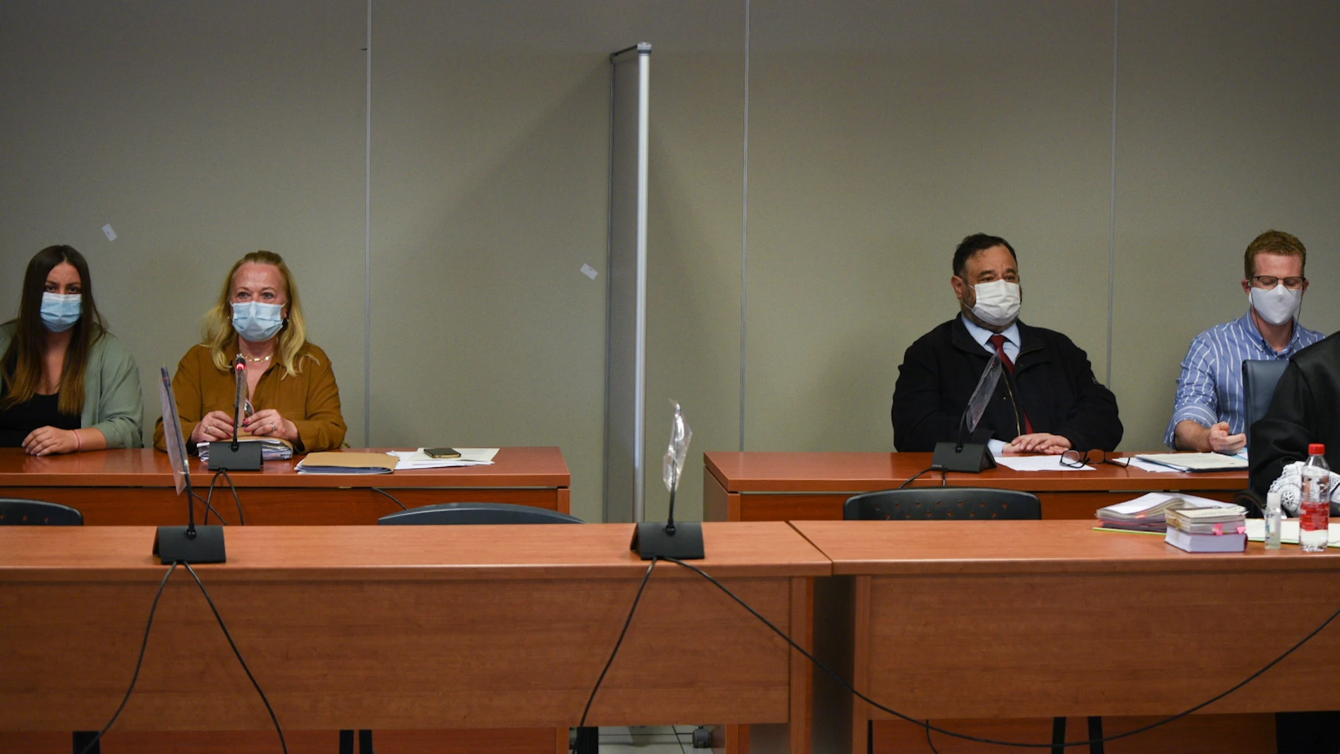 María Gombau (i); y Gabriel Carvajal (d) sentados en la Audiencia de Valencia donde será juzgados por el presunto asesinato de sus dos hijos, a 31 de mayo de 2021, en Valencia