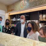 El presidente de la Diputación de Segovia, Miguel Ángel de Vicente, y la diputada de Empleo, Promoción Provincial y Sostenibilidad, Noemí Otero, visitan la primera tienda de "Alimentos de Segovia"