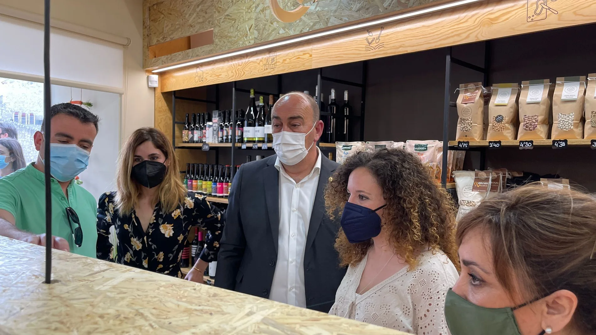El presidente de la Diputación de Segovia, Miguel Ángel de Vicente, y la diputada de Empleo, Promoción Provincial y Sostenibilidad, Noemí Otero, visitan la primera tienda de "Alimentos de Segovia"