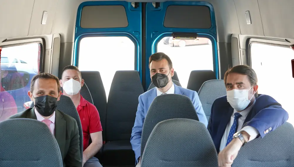 El consejero de Fomento y Medio Ambiente, Juan Carlos Suárez-Quiñones, presenta el bono rural de transporte gratuito que la Junta está implantando progresivamente en las zonas rurales. Asiste el presidente de la Diputación de Valladolid, Conrado Íscar y el alcalde de Medina de Rioseco, David Esteban