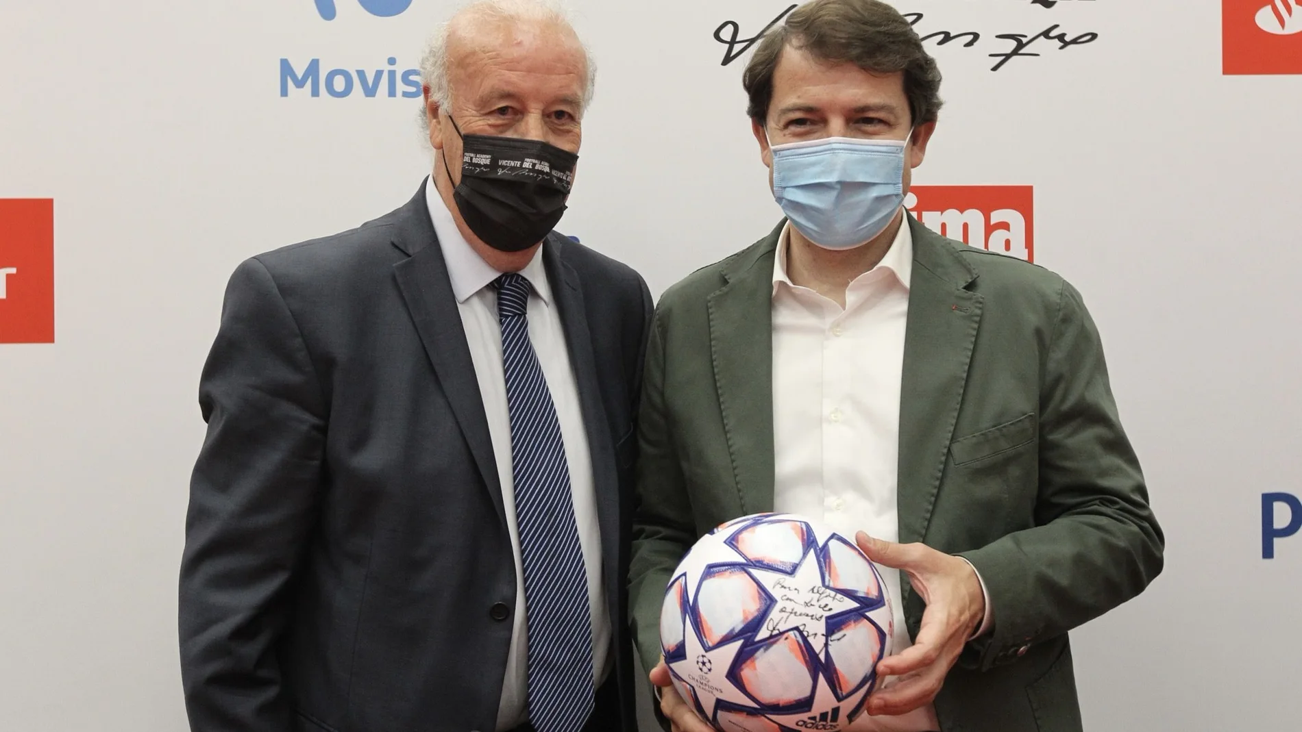 El presidente de la Junta, Alfonso Fernández Mañueco, junto a Vicente del Bosque en la presentación de su academia de fútbol