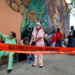 Ancianos y personal sanitario espera para recibir su primera dosis de la vacuna Sputnik V en el desmantelado hotel Alba en Caracas