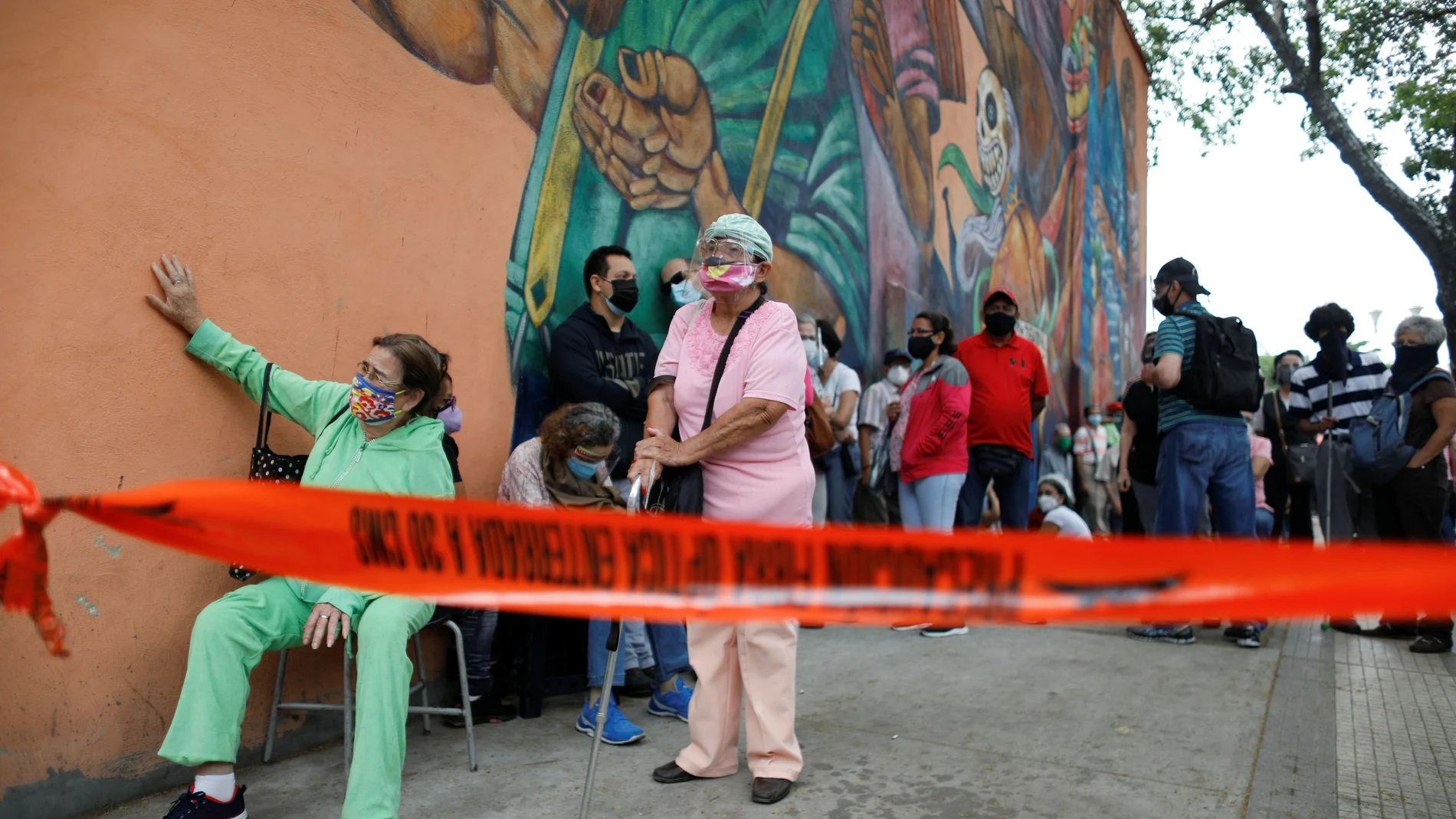 Ancianos y personal sanitario espera para recibir su primera dosis de la vacuna Sputnik V en el desmantelado hotel Alba en Caracas