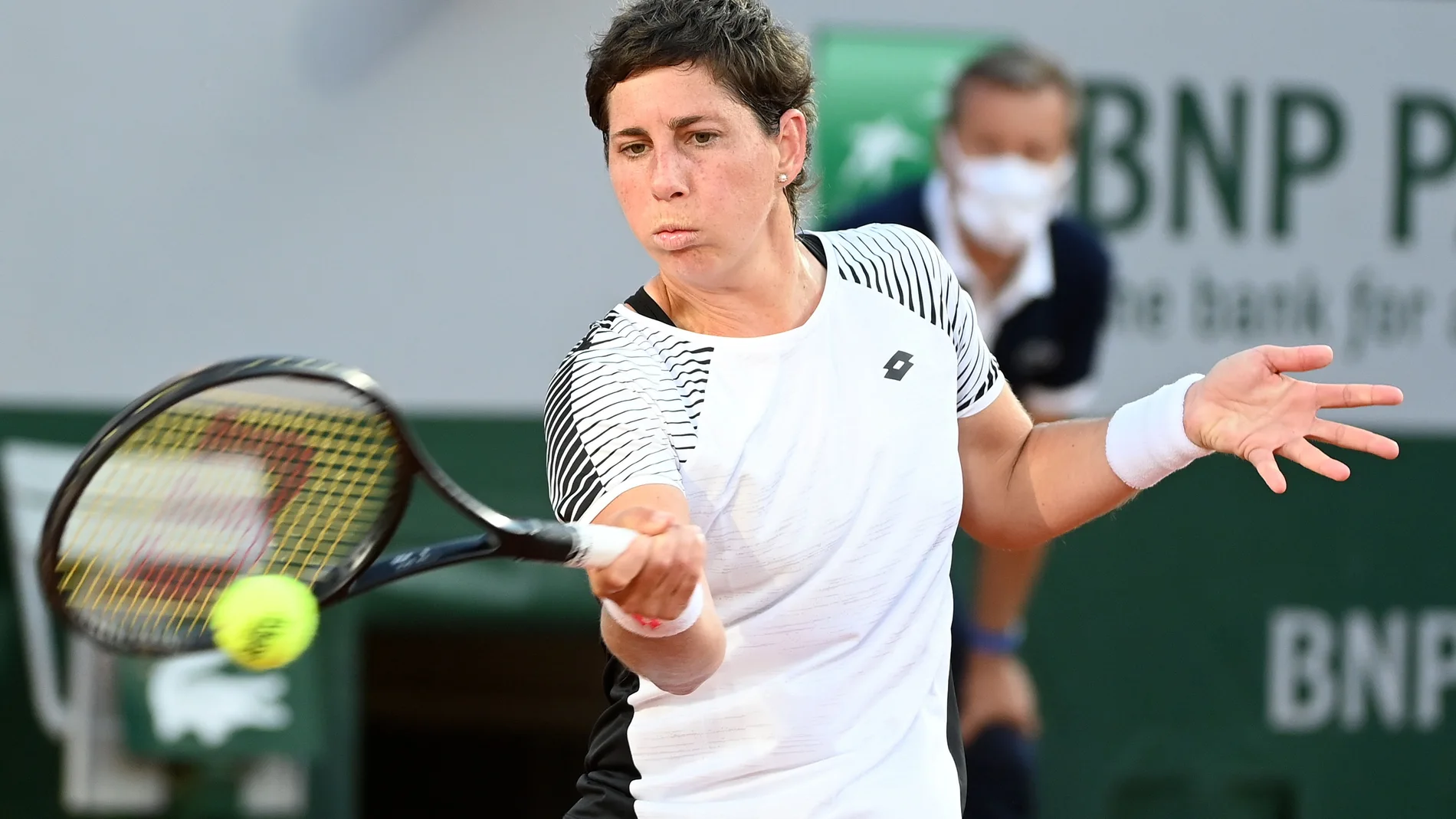 Carla Suárez da una derecha en el partido de primera ronda de Roland Garros ante Stephens