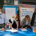 La vicesecretaria de Organización, Ana Beltrán, y la secretaria del PP en la Comunidad de Madrid, Ana Camins, iniciaron hoy con su firma la campaña popular contra los indultos