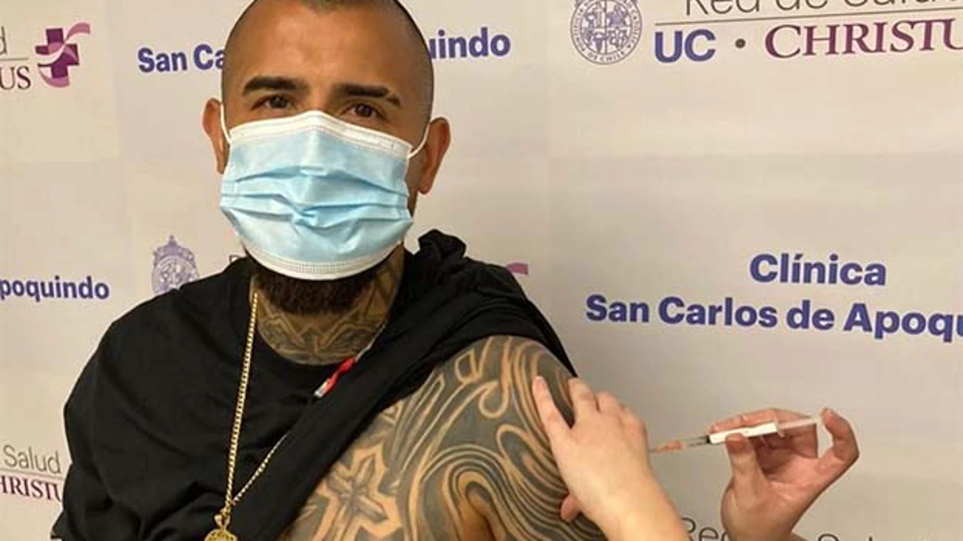 Arturo Vidal, en el momento de ser vacunado contra la covid-19.