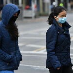 Melbourne (Australia), 01/06/2021.- People wearing face masks in Melbourne, Victoria, Australia, 01 June 2021. Victoria has recorded three new additional cases of coronavirus in the past 24 hours. EFE/EPA/JAMES ROSS AUSTRALIA AND NEW ZEALAND OUT