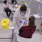 Una mujer recibe la vacuna de AstraZeneca en Madrid