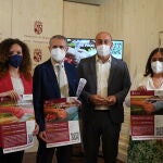 El presidente de la Diputación de Segovia, Miguel Ángel de Vicente; el del FES, Andrés Ortega; y la diputada Noemí Otero, entre otros, presentan el proyecto "Traspasa es provincia"