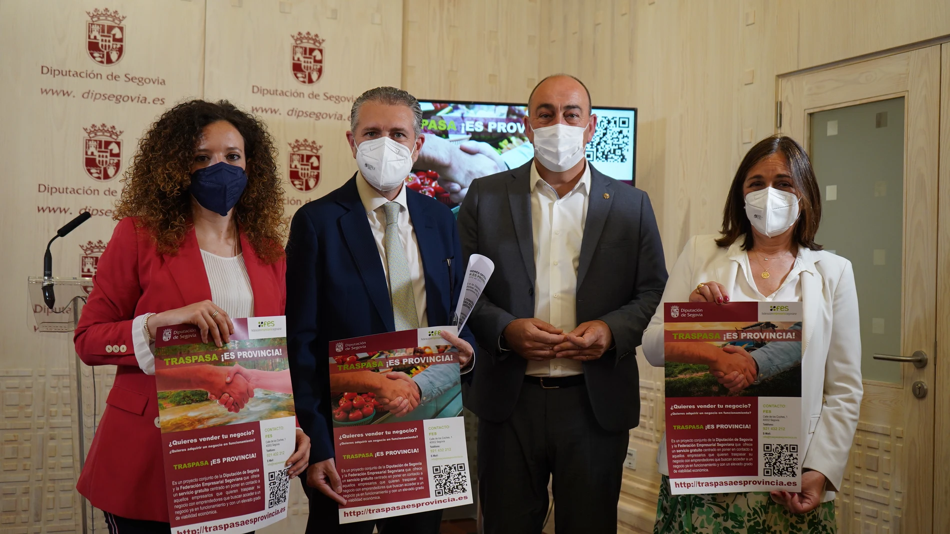 El presidente de la Diputación de Segovia, Miguel Ángel de Vicente; el del FES, Andrés Ortega; y la diputada Noemí Otero, entre otros, presentan el proyecto "Traspasa es provincia"