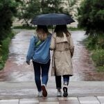 Dos personas se protegen de la lluvia con un paraguas