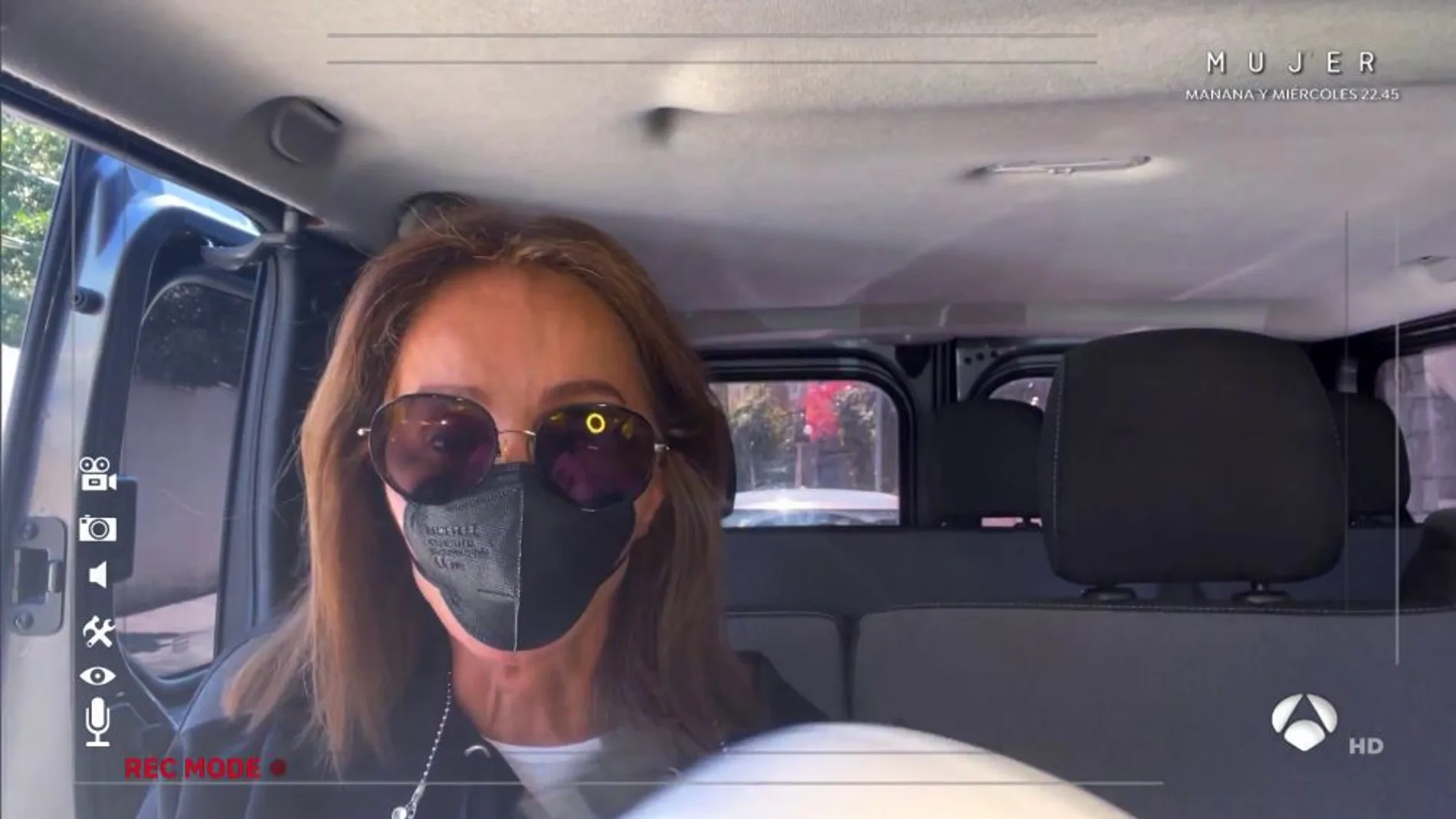 Isabel Preysler en una de las furgonetas del programa