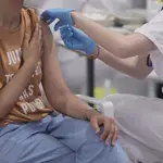 Una persona recibe la segunda dosis de la vacuna contra el Covid-19, a 1 de junio de 2021, en el Hospital Isabel Zendal, en Madrid