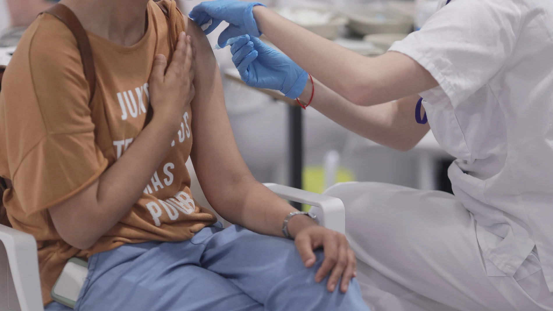 Una persona recibe la segunda dosis de la vacuna contra el Covid-19, a 1 de junio de 2021, en el Hospital Isabel Zendal, en Madrid