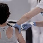 Una persona recibe la segunda dosis de la vacuna contra el Covid-19 en el Hospital Isabel Zendal, en Madrid