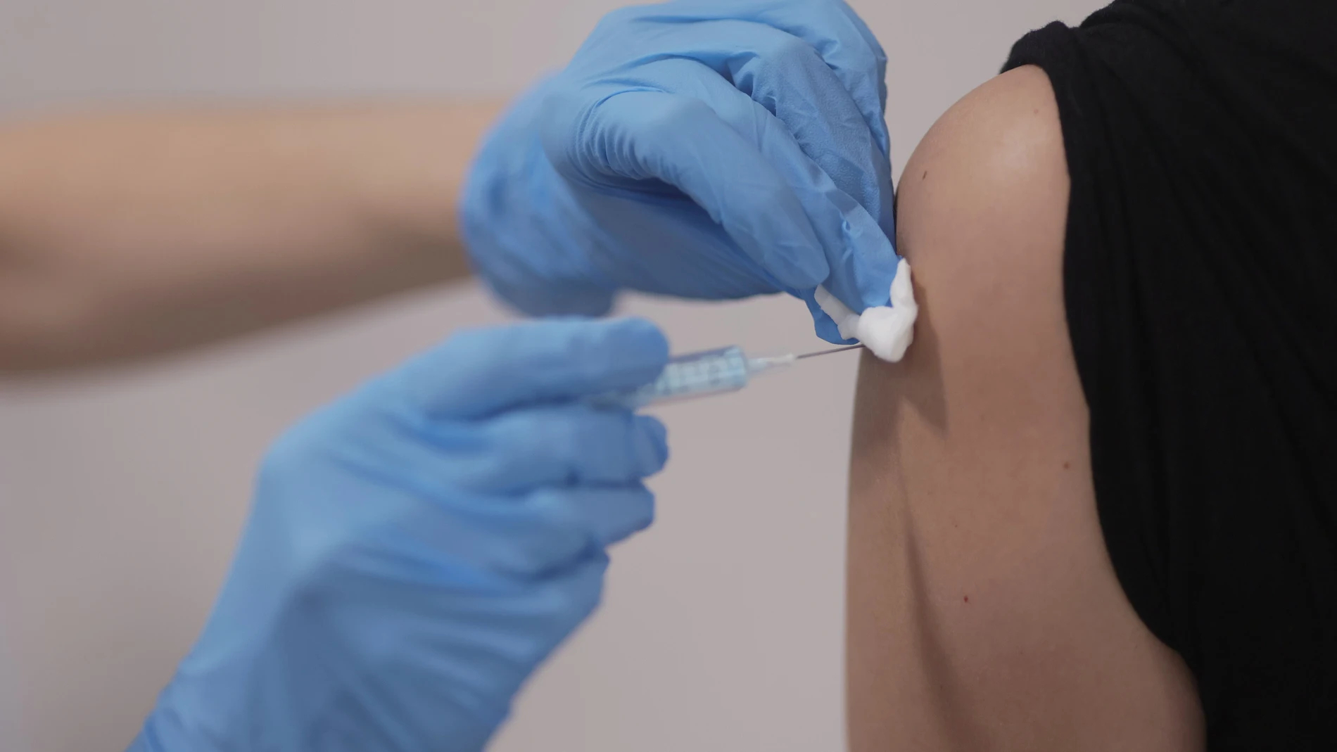 Una persona recibe la segunda dosis de la vacuna contra la Covid-19