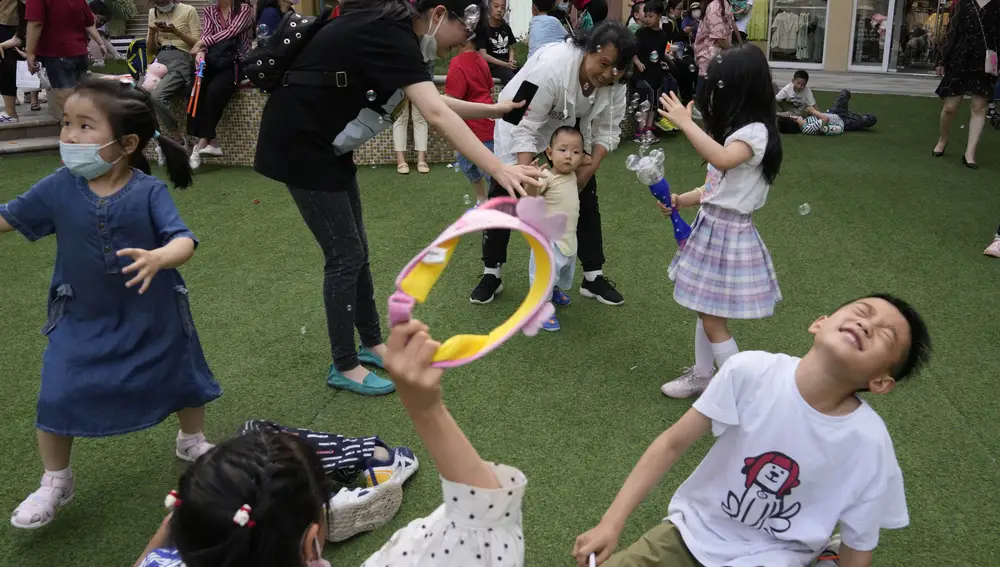 Niños chinos jugando en Beijing.