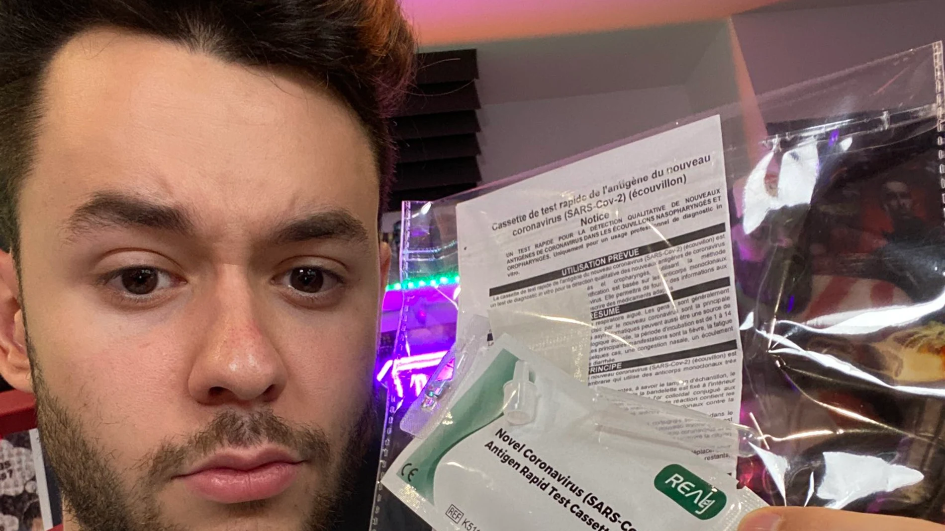 El youtuber TheGrefg posa con un test de antígenos.