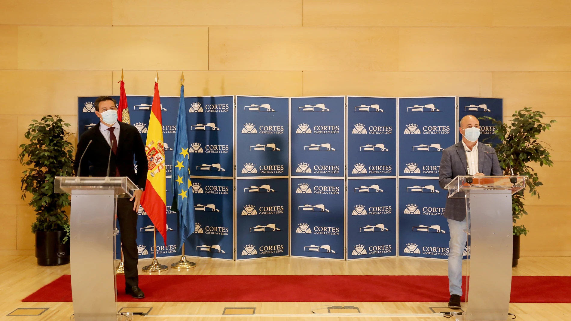 Los portavoces de los Grupos Parlamentarios Popular y Ciudadanos, Raúl de la Hoz y David Castaño, respectivamente, presentan una iniciativa parlamentaria