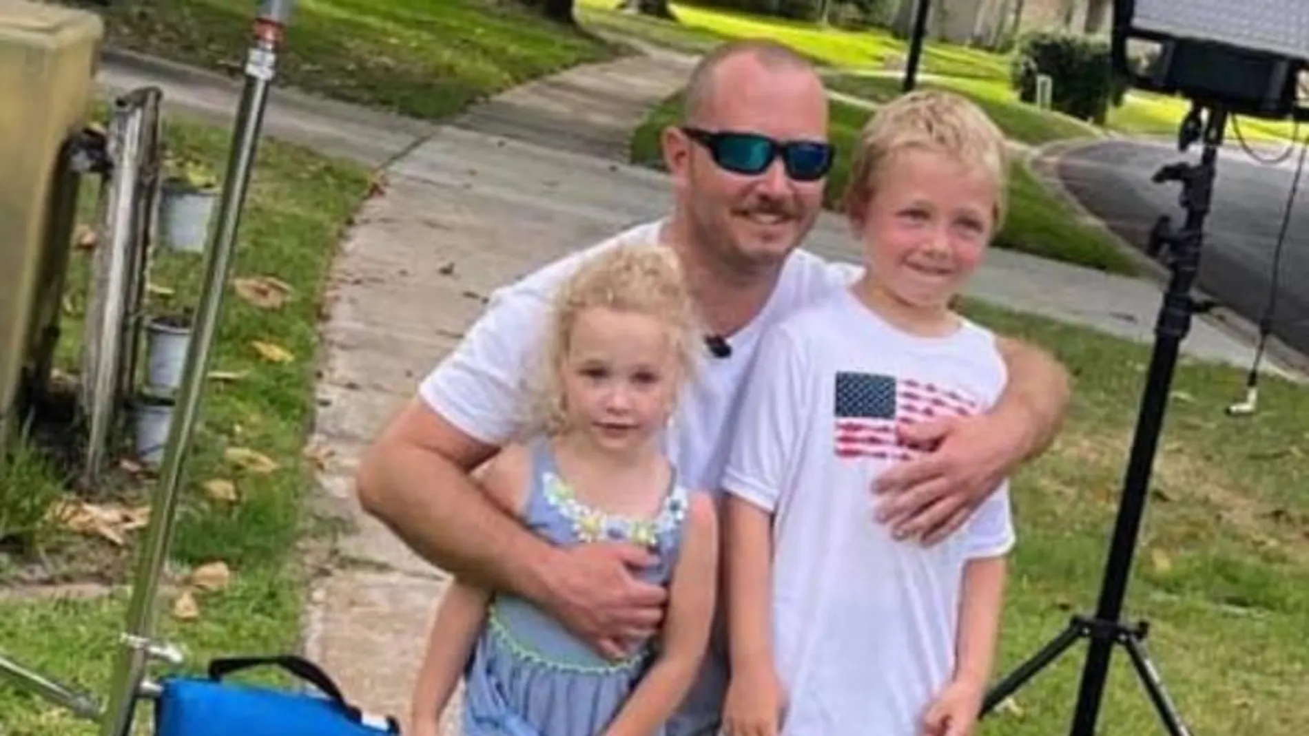 El padre junto a sus hijos