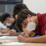Varios alumnos afrontan los exámenes de EBAU en el Campus de la Merced de la Universidad de Murcia este martes. Murcia es la primera de toda España en hacer la prueba. EFE/Marcial Guillén