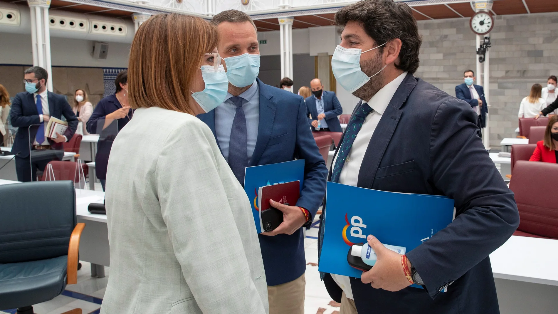 El presidente de la Comunidad de Murcia, Fernando López Miras (d), conversa con la vicepresidenta Isabel Franco (i)