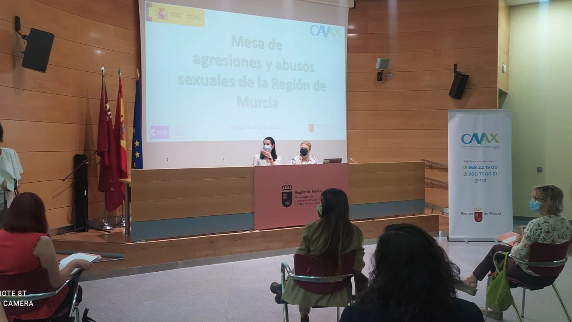 La directora general de Mujer, María José García, interviene en la Mesa de Agresiones y Abusos sexuales de la Región de Murcia.